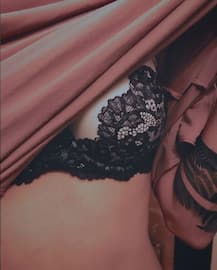 Peek-a-boob! VJ-Singer Anushka Manchanda flaunts her bra pulling up her shirt!