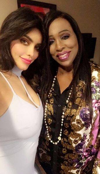 Gizele posted this pic with her mother and thanked her for the surprise. The pic has been captioned as,