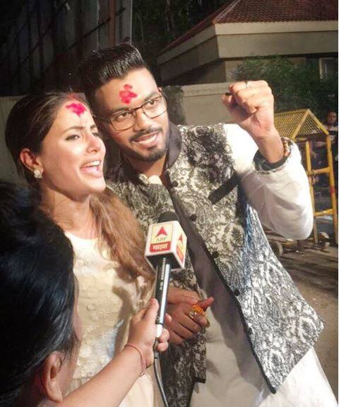 But little did she know that her visit to the famous Lalbaugcha Raja would lead to bashing from her fans.(Photo: Instagram/ Hina Khan)
