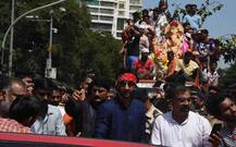 IN PICS: Ranbir Kapoor, dad Rishi & other family members bid farewell to Lord Ganesha in a GRAND Ganpati Visarjan!