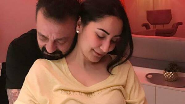 Sanjay Dutt gets COSY with wife Maanyata & its TOO ROMANTIC! Sanjay Dutt gets COSY with wife Maanyata & its TOO ROMANTIC!