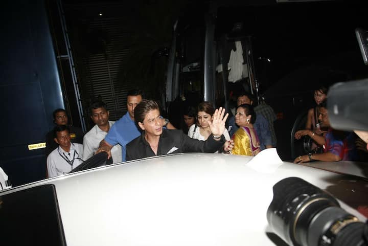 Shah Rukh Khan greeting media at the event
