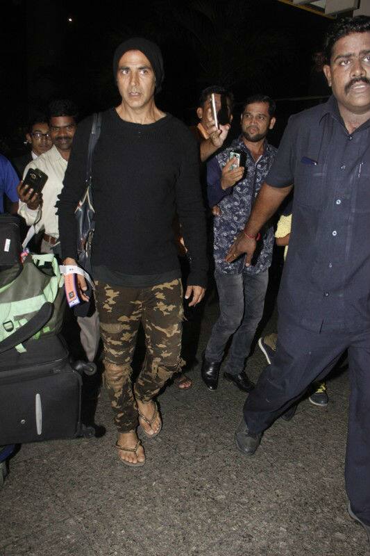 Akshay looked uber cool in a black tshirt and military pants. The actor kept it casuals with his chappals