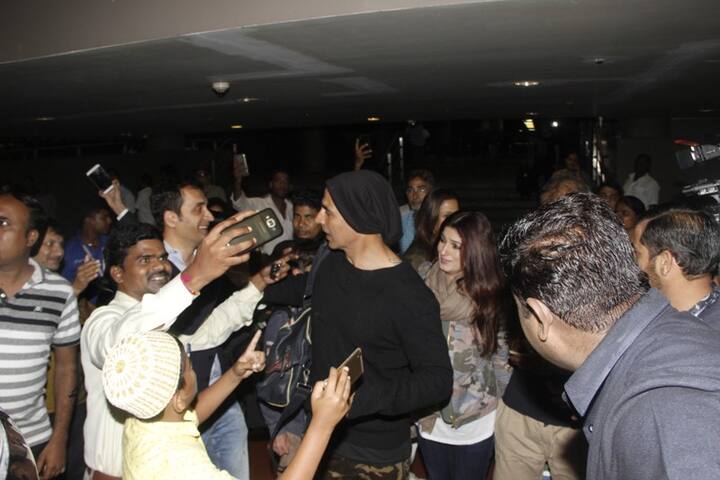 Fans went crazy on the airport on seeing their favourite star and surrounded him for selfies