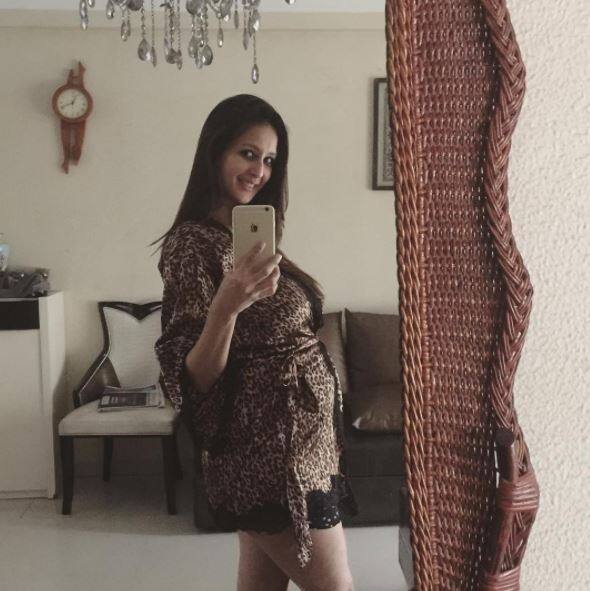 The actress who is expecting her second baby on Monday shared an adorable mirror selfie flaunting her growing baby bump! Wearing a shorts and stylish top the glowing mom-to-be looked super happy as she is all set to embrace motherhood! 