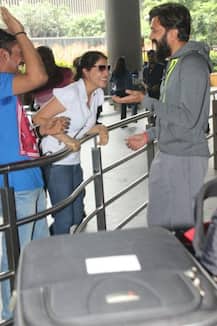 Awww! Genelia D'souza gets all romantic & excited receiving Riteish Deshmukh at Mum airport!