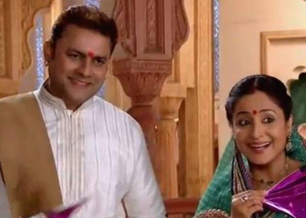 Also, Akshara aka Hina Khan's onscreen parents Sanjeev Seth and Lata Sabharwal got married after falling in love on the set of 'Yeh Rishta Kya Kehlata Hai'. (Photo: Web)