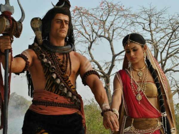 Mouni and Mohit met each other on the sets of Devon Ke Dev... Mahadev, which received a great response from audience. Since, then Mouni and Mohit are reportedly in a steadily relationship.(Photo: Web)