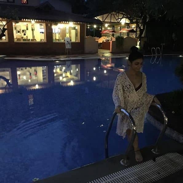 The actress has shared some pictures in which she is chilling in a pool. Jyotsna captioned this pic as,
Tryng to be shy ☺️ #nautankime#jaatinahi#pose#????
