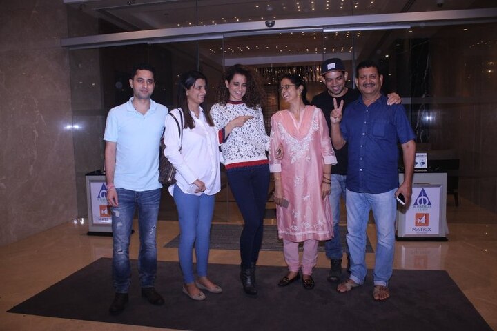 Kangana can be seen in a cheerful mood as she happily posed for photos with her parents, brother Akshat and sister Rangoli Chandel.