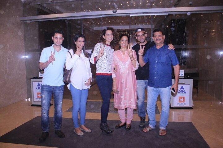 Kangana & her family even flashed victory signs towards the shutterbugs