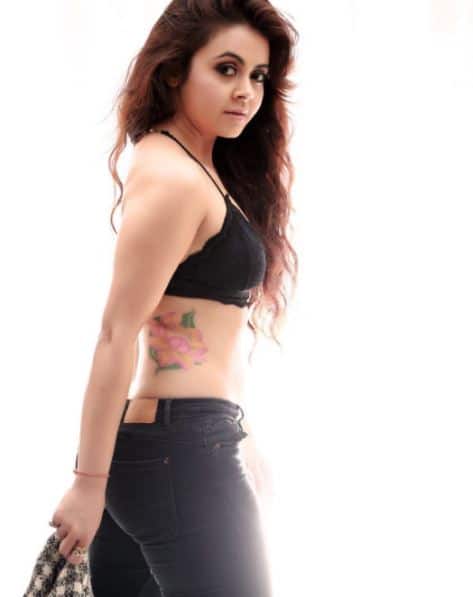 Posing in a sexy black bra and black denim the actress flaunted her colorful tattoo(we don't know if its a permanent one) on her ribs looking seductively into the camera!  