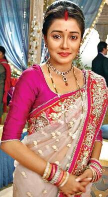 'Uttaran' lead actress Tina Dutta aka 'Ichcha' dons a bikini as she beats the heat in a pool!