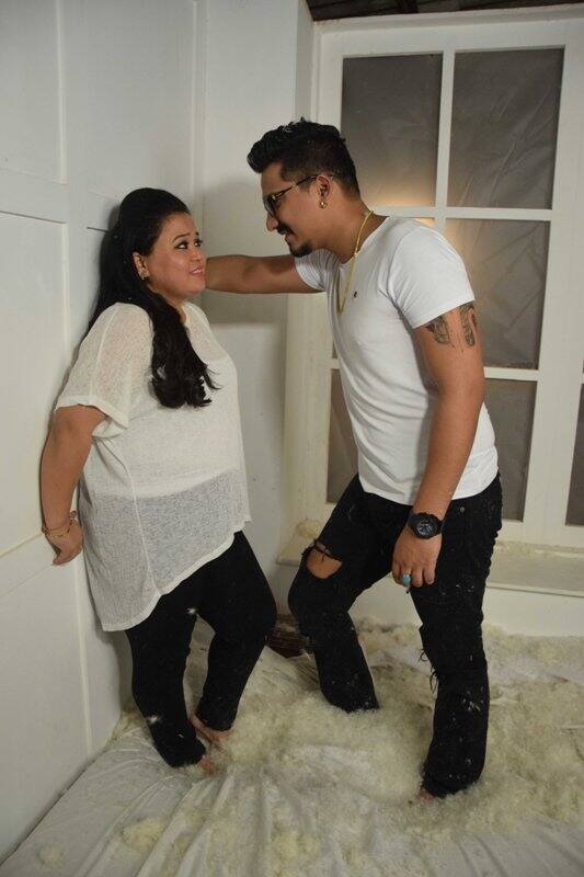 Bharti and Haarsh are looking extremely adorable in the photo shoot and are seen twinning and giving cute poses in the pictures. 