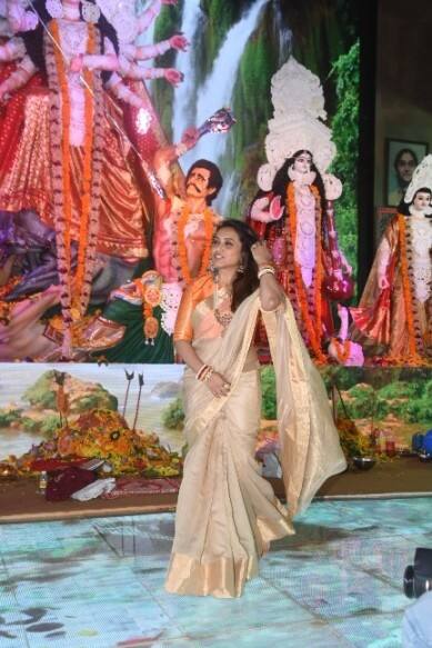 Rani Mukerji at Juhu Durga Puja