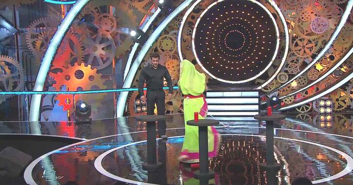 During Shilpa's introduction on the show which will premiere tonight at 9pm on Colors, Salman flirted with her and she was also made to play a dandiya task on stage. Thing looked pretty until Vikas enters the scene, as per reports. (Pic: Colors)