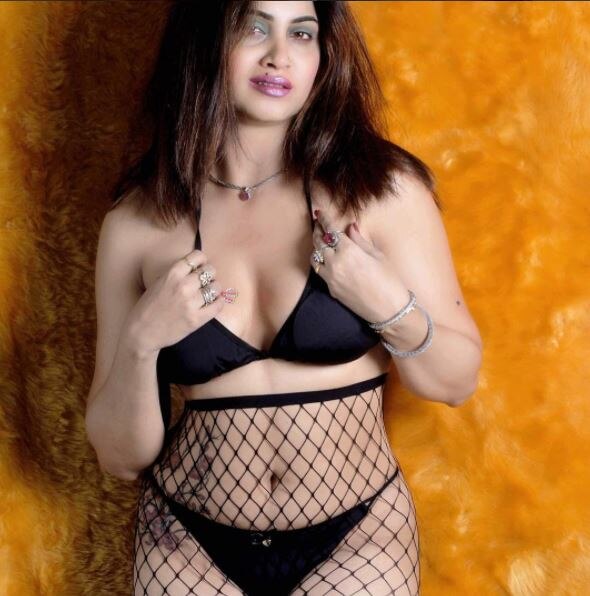 590px x 596px - BOLD PICS of Bigg Boss 11 contestant Arshi Khan who once claimed that she  slept with Pakistani cricketer Shahid Afridi!