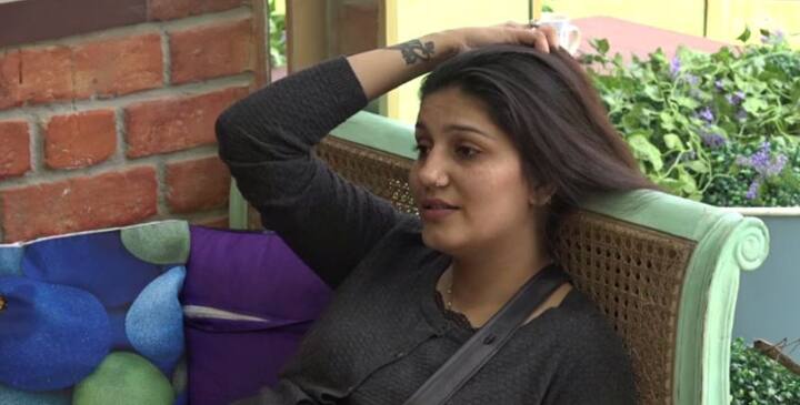 But in an unseen footage, Sapna is seen telling co-contestant Zubair Khan that she can't stay in the house and wants to quit. (PIC CREDIT: Voot)