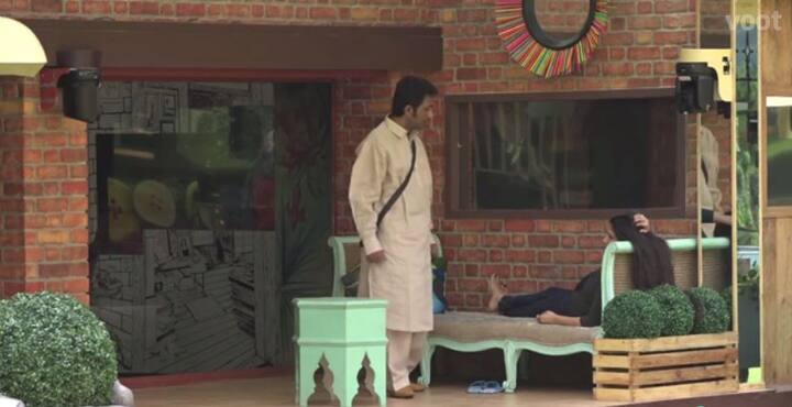 She further told Zubair that she she is not liking few things happening in the house and she is even going to the cameras for requesting 'Bigg Boss' to let her go. (PIC CREDIT: Voot)