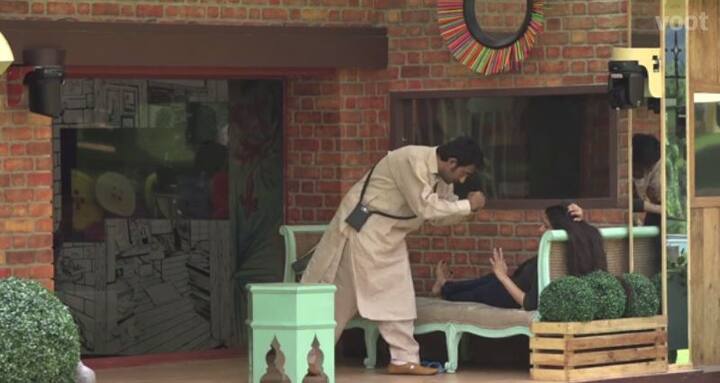 Zubair then gave her an advice that she should never give up. He further adviced him that 'she have to adjust in every environment' and its a game and she should be a part of it. (PIC CREDIT: Voot)