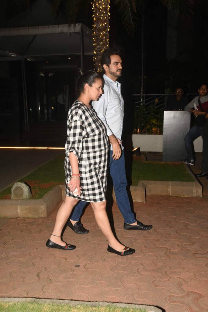 Recently, the soon-to-be mommy was spotted with hubby Bharat Takhtani outside a Mumbai restaurant post a dinner-date. Check out the pictures here...(Photo: Manav Manglani)