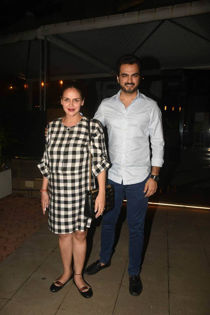 Esha's hubby Bharat was with her all the time and was looking dapper in white shirt and blue denims. (Photo: Manav Manglani)