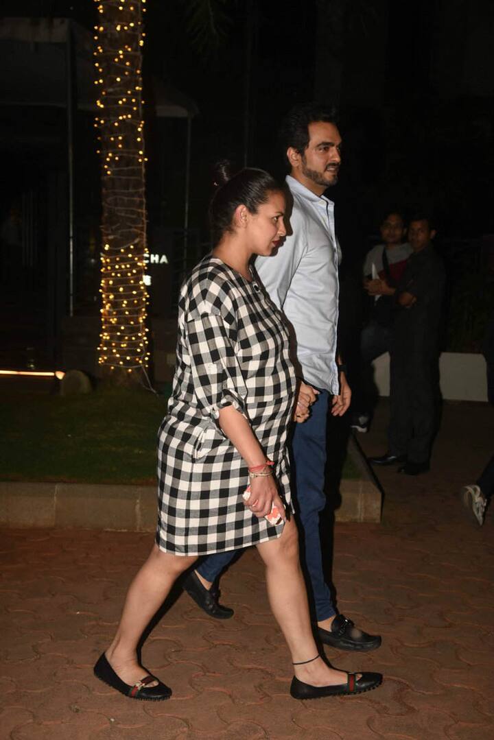 Esha was seen walking hand-in-hand with hubby Bharat which are making the pictures more adorable. (Photo: Manav Manglani)