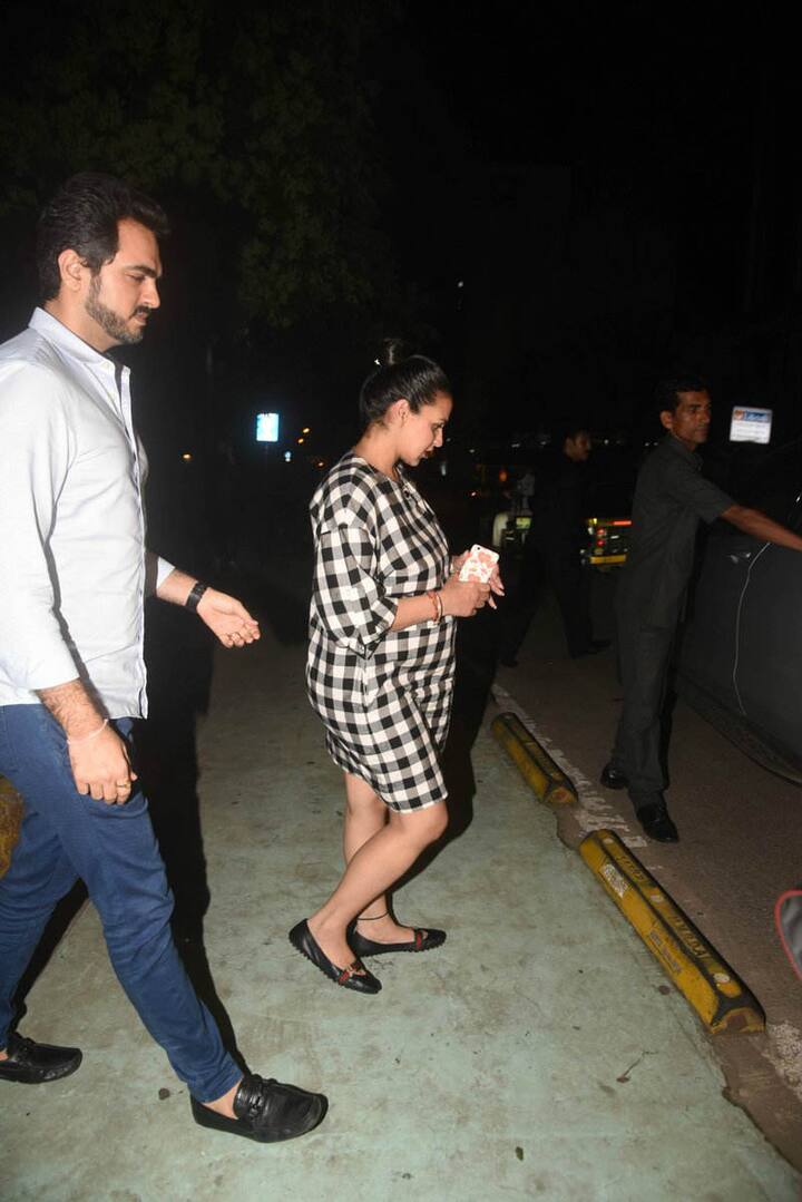 Here are some more pictures in which Esha is flaunting her baby bump looking adorable with hubby Bharat. (Photo: Manav Manglani)