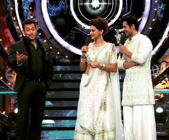 Hiten's wife & TV actress Gauri Pradhan performed with him during his introduction on 'Bigg Boss 11' premiere.(Photo: Colors)