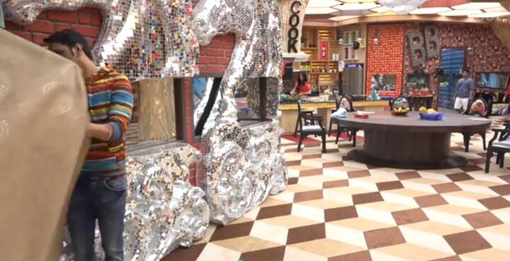 The most shocking part was when Vikas tried to ran away from the 'Bigg Boss' house. (PIC CREDIT: VOOT)