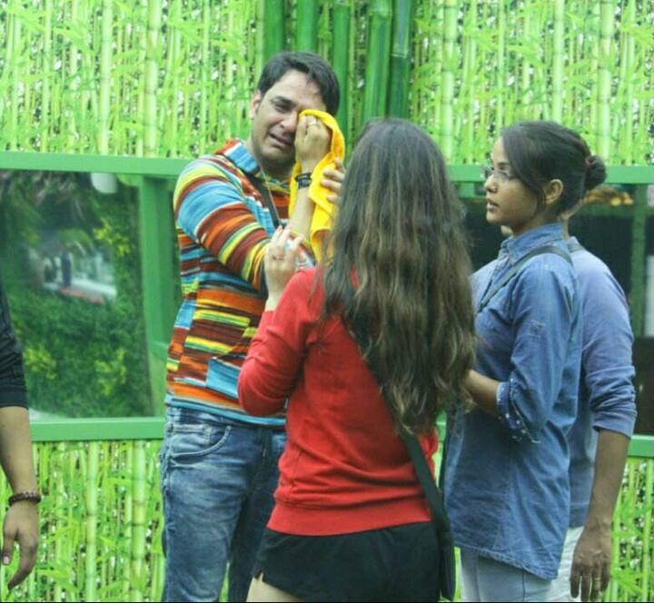 The actor cried his heart out in the washroom area after his fight with Shilpa got uglier[PIC CREDIT: COLORS]