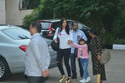 Big B with Abhishek, Aishwarya, Aaradhya and wife Jaya left for Maldives on October 10th while his daughter Shweta along with grand daughter Navya Nanda Naveli joined the family there itself.