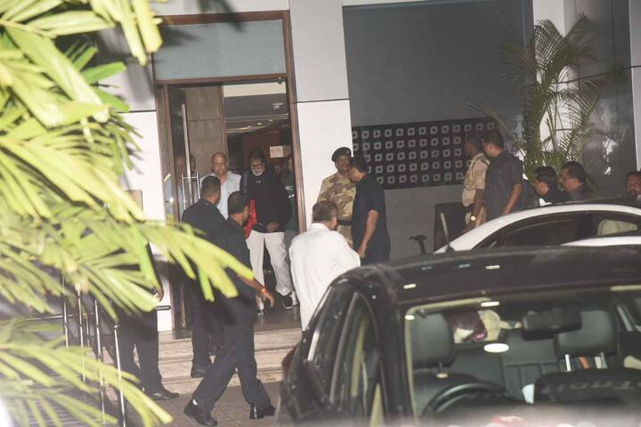 Amitabh was spotted on their arrival at Mumbai airport along with wife Jaya, son and daughter Abhishek-Shweta, daughter in law Aishwarya Rai and grand daughters Navya Naveli Nanda & Aaradhya.