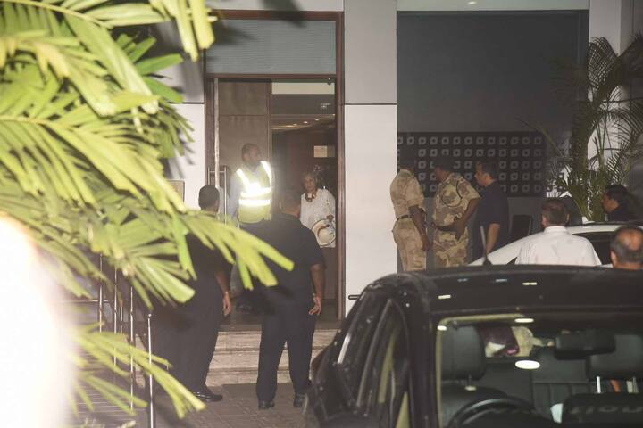 Right before Amitabh showed up, wife Jaya had exited the airport walking towards the car as others follow her behind.