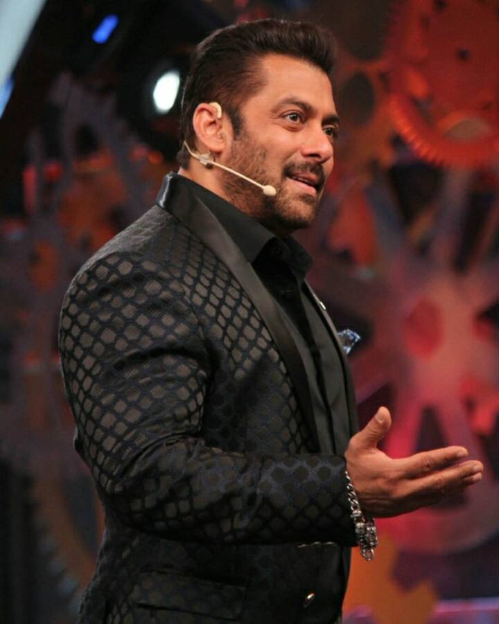 He even politely took class of few contestants in his style! [PIC CREDIT: COLORS] 