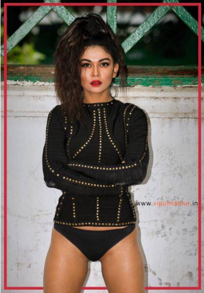 The former Bigg Boss contestant can be seen wearing a black body-suit that has golden embroidery and a black panty!