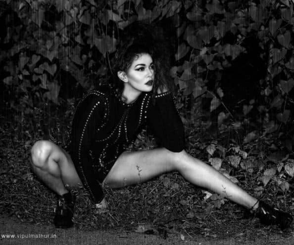 She can be seen giving sultry poses in the same outfit in different shots