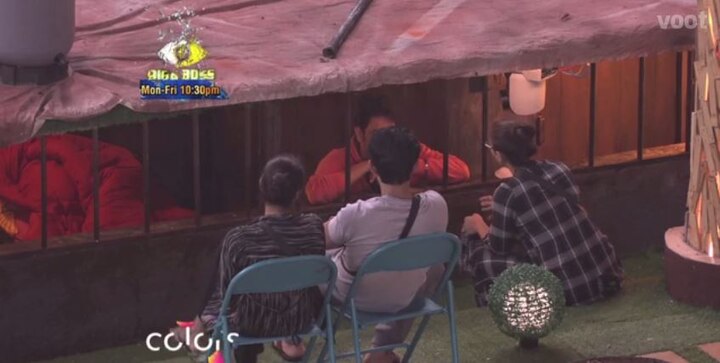 During the same, an unexpected yet sweet incident took place between foes-turned-friends Shilpa & Vikas. Hiten, Jyoti & Shilpa were sitting in the garden area nearby the jail. (Photo: Voot)