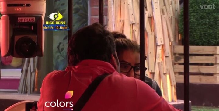 But, when Shilpa came nearer, he kissed her on the cheeks & thanked her for the tea. (Photo: Voot)