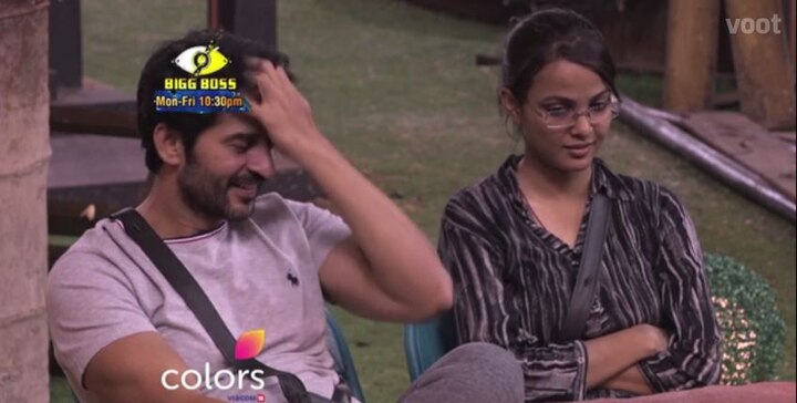 The other contestants Hiten & Jyoti were happy too with Vikas & Shilpa's bonding! (Photo: Voot)