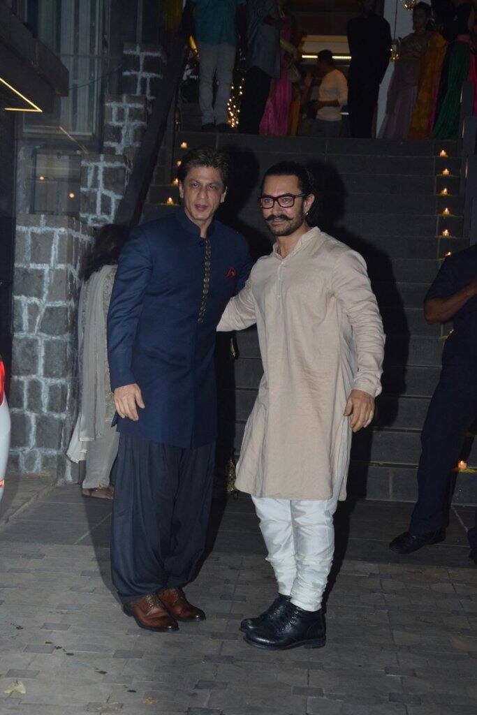 Both the superstars of Bollywood happily posed for the shutterbugs