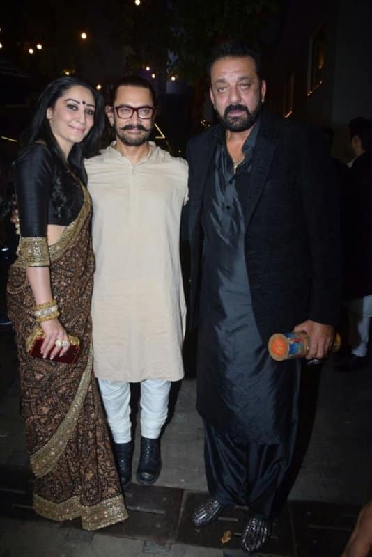Sanjay Dutt and Maanyata posing with host Aamir