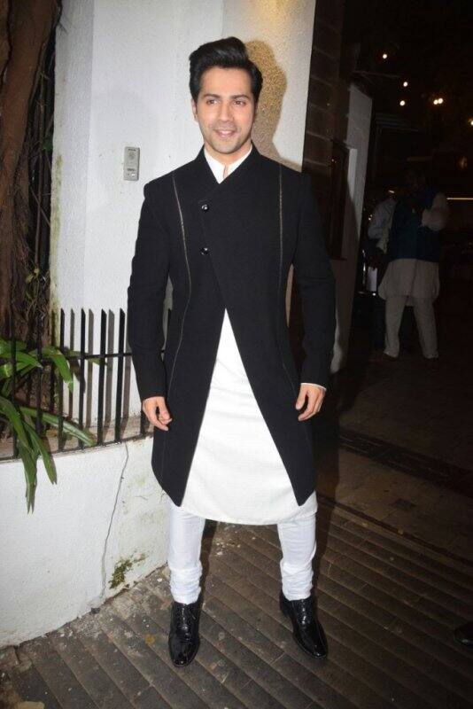 Varun Dhawan who is currently basking in the glory of 'Judwaa 2' was all smiles for the shutterbugs