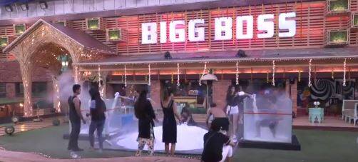 In tonight's (20th October) episode, a task will be performed between Sapna & Hina in which the other housemates have to support one of the contenders for captaincy. (Photo: Colors)
