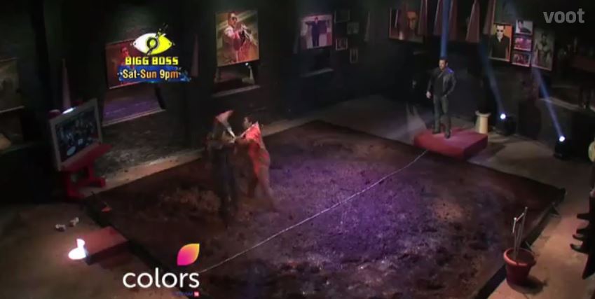 Bigg Boss 11 Arshi Khan PUNCHES Hina Khan in the face during