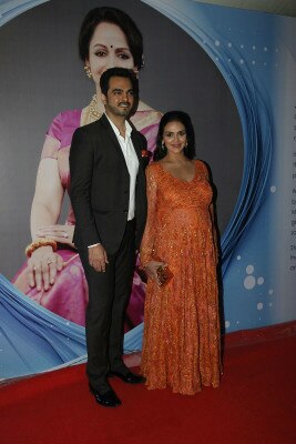 Glowing in orange, Mom-to-be flaunting baby bump at an event last month.