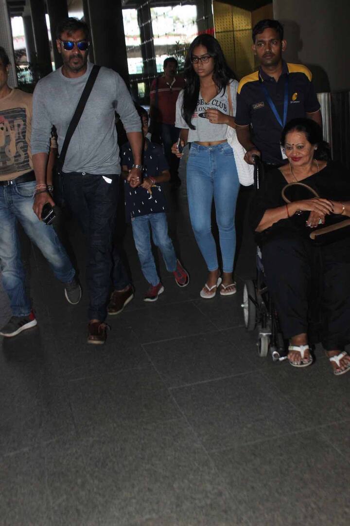 However, Nysa wearing a grey crop-top with light-blue denims and white chappals, did look stylish at the same time.