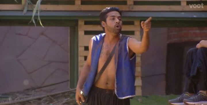 During the same, Puneesh said some nasty things to Hina which affected her very much. (Photo: Voot)