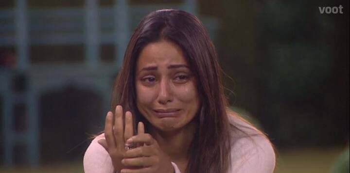 After the task got over, Hina was seen sitting by the pool alone as she cries her heart out because of the things Puneesh had called her during the task. ‘Badzaat ka matlab kitna bura hota hai. I’m sorry mumma you had to hear this,’ she said with eyes full of tears. (Photo: Voot)