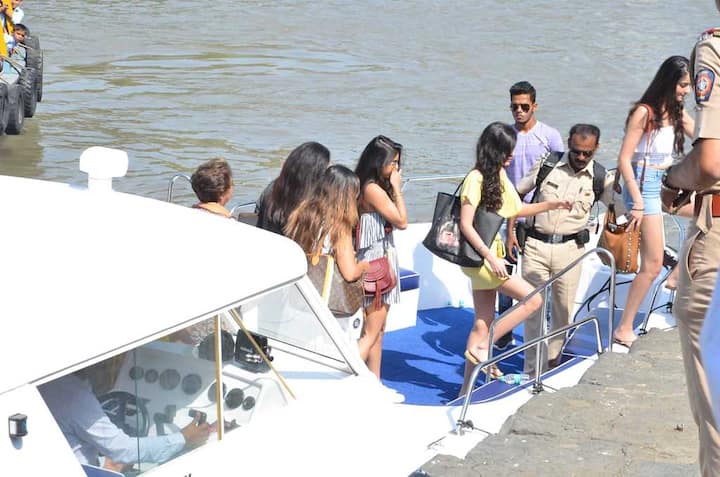  Interestingly, SRK's daughter Suhana Khan also invited her BFFs - Shanya Kapoor(daughter of Sanjay Kapoor) and Ananya (Chunky Panday's daughter) to the family trip. 